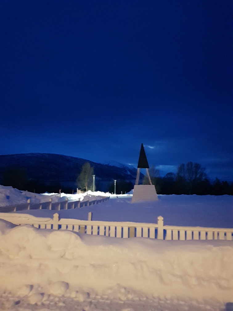 klokketårn storeng kirkegård i mørke